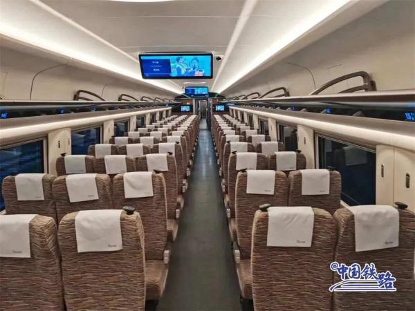 别眨眼，智能复兴号过站！网友：它怎么自带特效？