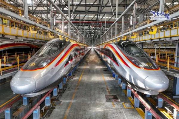 别眨眼，智能复兴号过站！网友：它怎么自带特效？