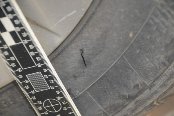 男子酒后随机扎轮胎，37辆汽车遭殃