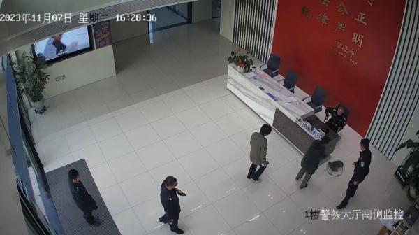 偷菜时“落网”！农户将“大老鼠”“扭送”到派出所，民警一看...