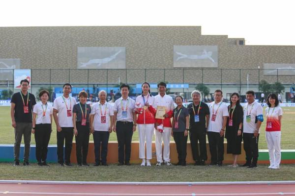 北京高三女孩学青运会跳高夺冠！