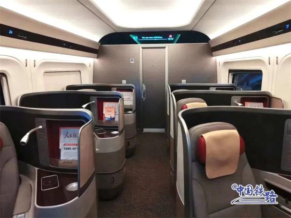 别眨眼，智能复兴号过站！网友：它怎么自带特效？