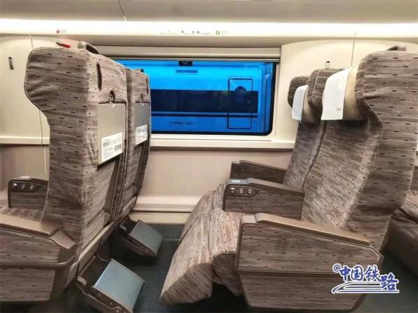 别眨眼，智能复兴号过站！网友：它怎么自带特效？