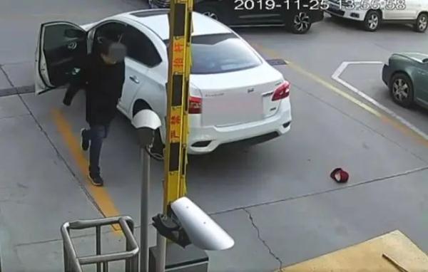 男子意外碾死躺在闸杆下老人，法院判了