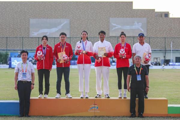 北京高三女孩学青运会跳高夺冠！