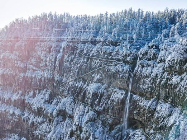 四川瓦屋山迎来初雪！云海、飞瀑美不胜收