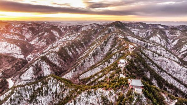 陕西志丹：满目青山披霞光