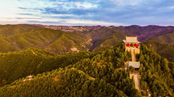 陕西志丹：满目青山披霞光