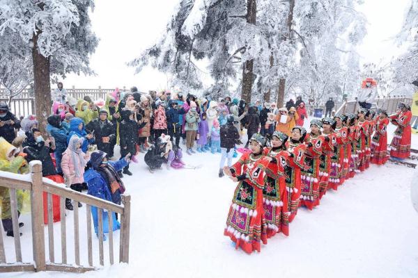 四川瓦屋山迎来初雪！云海、飞瀑美不胜收