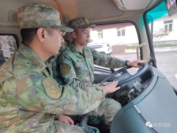 快速路上，军车紧急叫停……