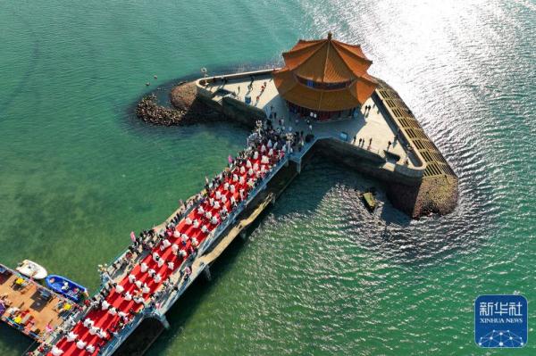 山东青岛:百年栈桥见证百对新人集体婚礼 山东青岛:百年栈桥见证百对新人集体婚礼