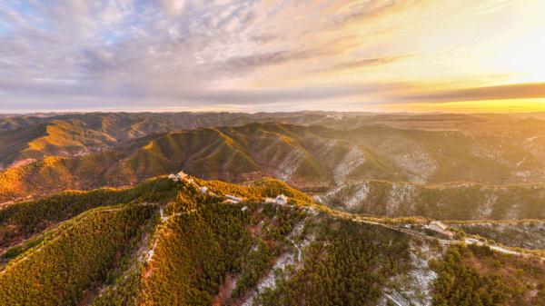 陕西志丹：满目青山披霞光