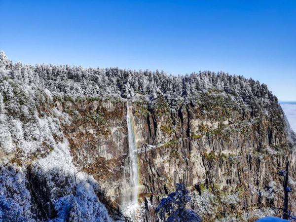 四川瓦屋山迎来初雪！云海、飞瀑美不胜收