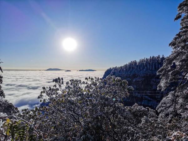 四川瓦屋山迎来初雪！云海、飞瀑美不胜收