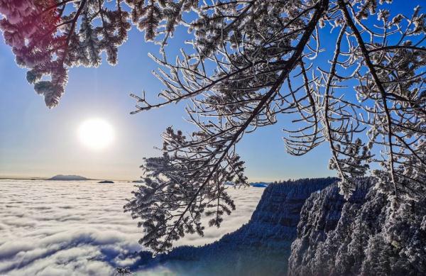四川瓦屋山迎来初雪！云海、飞瀑美不胜收
