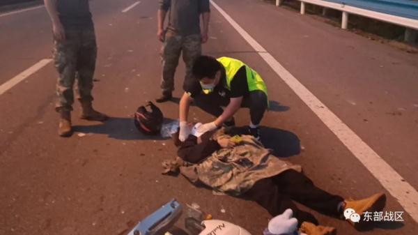 快速路上，军车紧急叫停……