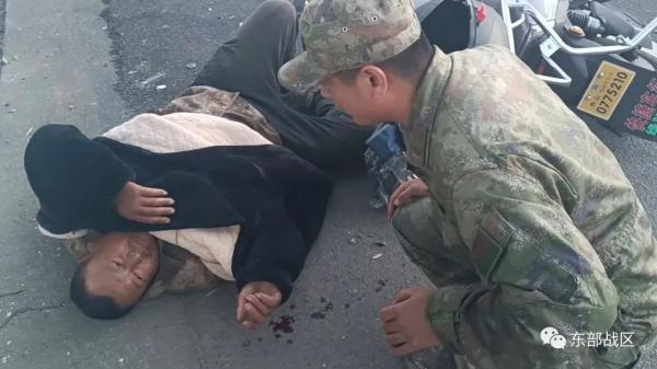 快速路上，军车紧急叫停……