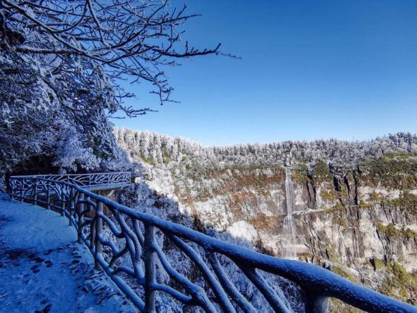 四川瓦屋山迎来初雪！云海、飞瀑美不胜收