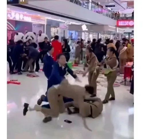 山东一商场两家店铺多名员工互殴?警方通报 山东一商场两家店铺多名员工互殴?警方通报