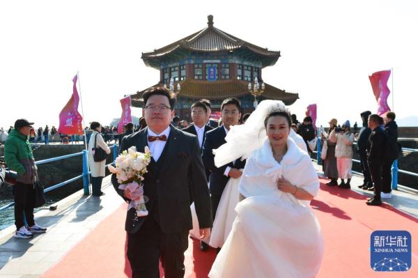 山东青岛:百年栈桥见证百对新人集体婚礼 山东青岛:百年栈桥见证百对新人集体婚礼