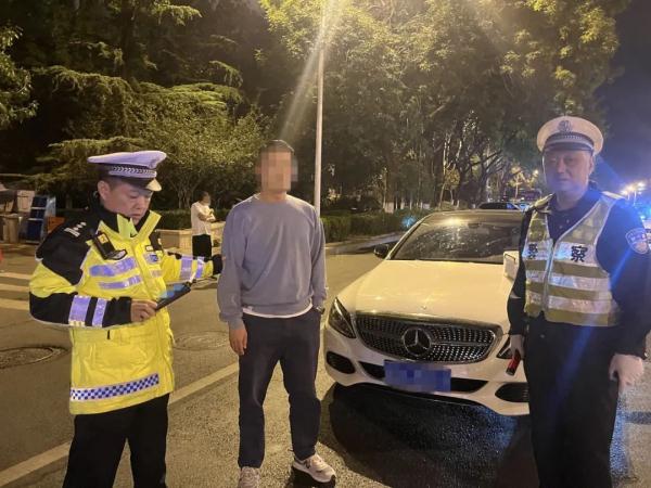 小酒喝的到位了,醉了,也“罪了” 小酒喝的到位了,醉了,也“罪了”