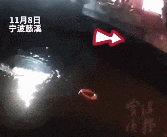 他从桥上一跃而下的样子，太帅了！