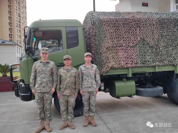 快速路上，军车紧急叫停……