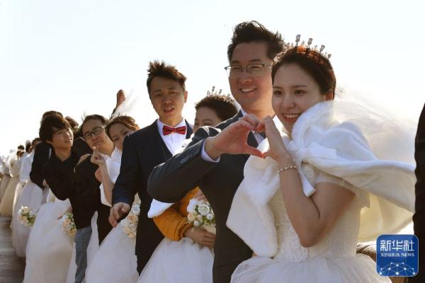 山东青岛:百年栈桥见证百对新人集体婚礼 山东青岛:百年栈桥见证百对新人集体婚礼