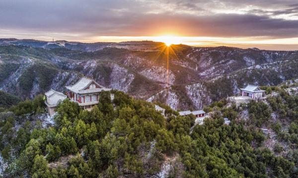 陕西志丹：满目青山披霞光