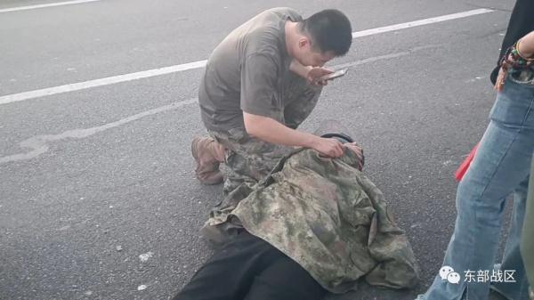 快速路上，军车紧急叫停……