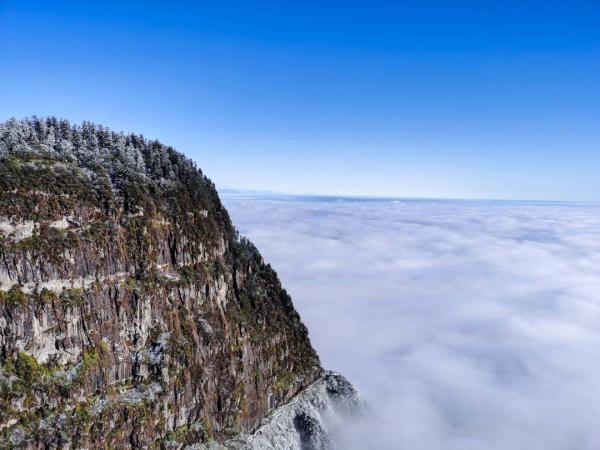 四川瓦屋山迎来初雪！云海、飞瀑美不胜收