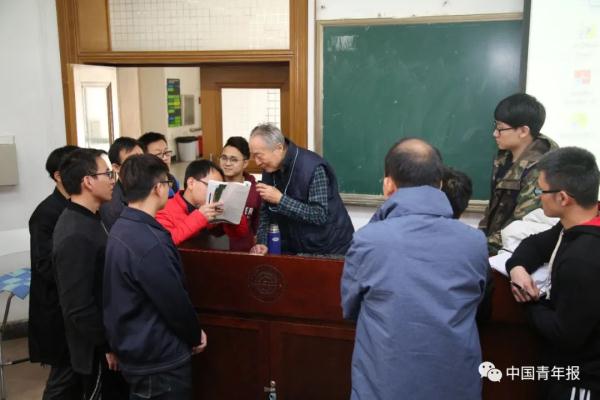 89岁还站着给学生上课的院士走了,这一幕仿佛就在昨天 89岁还站着给学生上课的院士走了,这一幕仿佛就在昨天