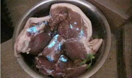 宁波女子做了一条红烧鱼，半夜竟然发绿光！咋回事？