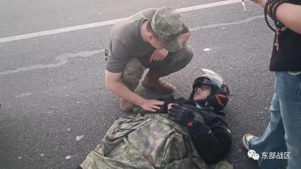 快速路上，军车紧急叫停……