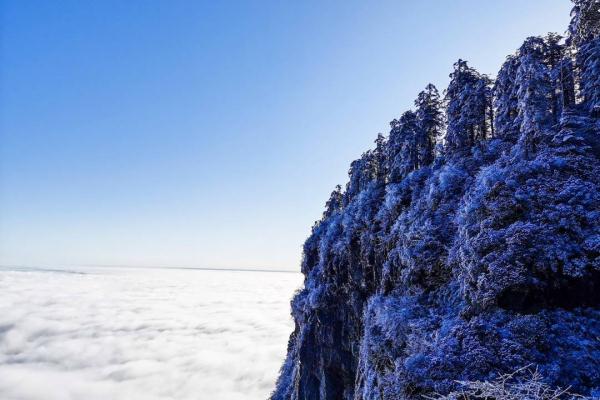 四川瓦屋山迎来初雪！云海、飞瀑美不胜收