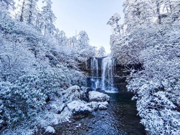 四川瓦屋山迎来初雪！云海、飞瀑美不胜收