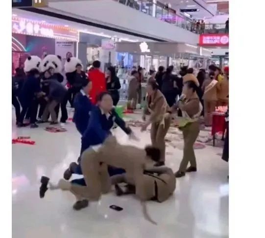 商场内老凤祥周大生多名员工互殴！警方最新通报→