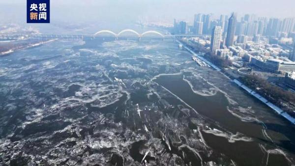 黑龙江省松花江干流哈尔滨段封江 较常年提前11天 黑龙江省松花江干流哈尔滨段封江 较常年提前11天