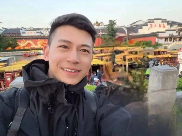 他从桥上一跃而下的样子，太帅了！