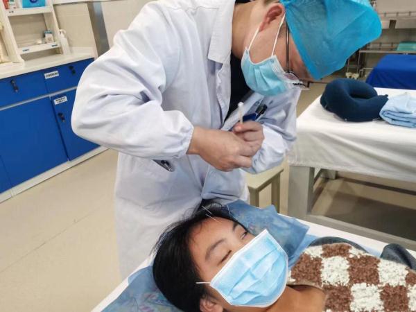 刷牙时嘴角都漏水！长沙14岁少女一觉醒来“嘴歪眼斜”，被确诊这个病