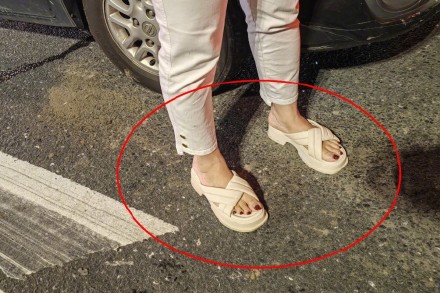 女子穿厚底拖鞋开车打滑致三车追尾 &nbsp;交警：全责+记分、罚款！