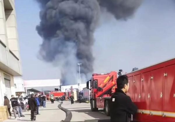 南京一物流园发生火灾 南京一物流园发生火灾