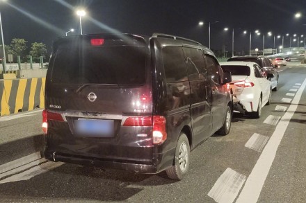 女子穿厚底拖鞋开车打滑致三车追尾 &nbsp;交警：全责+记分、罚款！