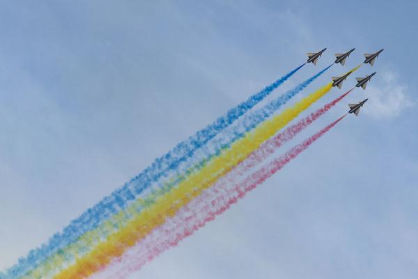 空军八一飞行表演队精彩亮相第十八届迪拜航空展 空军八一飞行表演队精彩亮相第十八届迪拜航空展