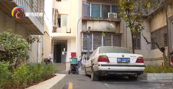 快来挪车!这辆宝马在小区停了10年未交停车费 快来挪车!这辆宝马在小区停了10年未交停车费