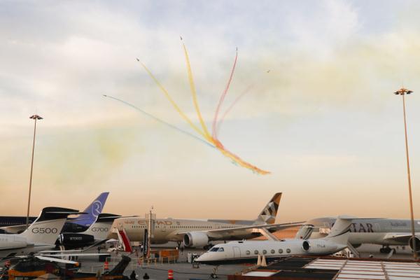 空军八一飞行表演队精彩亮相第十八届迪拜航空展 空军八一飞行表演队精彩亮相第十八届迪拜航空展