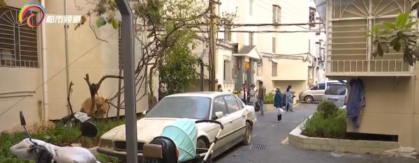 快来挪车!这辆宝马在小区停了10年未交停车费 快来挪车!这辆宝马在小区停了10年未交停车费