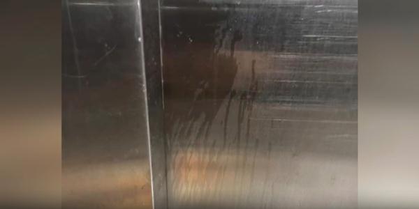 外卖小哥拎着外卖在电梯小便，业主：恶心大了！