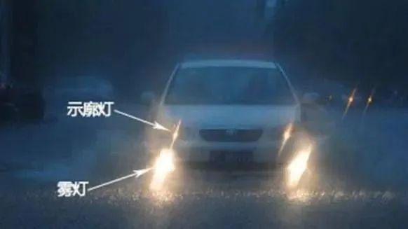 【出行提示】双闪、近光灯、示廓灯......灯光的正确用法你都知道吗? 【出行提示】双闪、近光灯、示廓灯......灯光的正确用法你都知道吗?