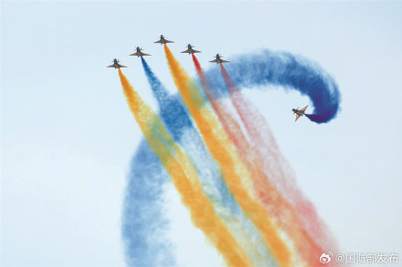 劲舞蓝天，展示中国空军风采——空军八一飞行表演队精彩亮相迪拜航空展